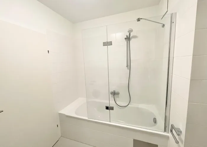 Stylish With Balcony & Free Parking