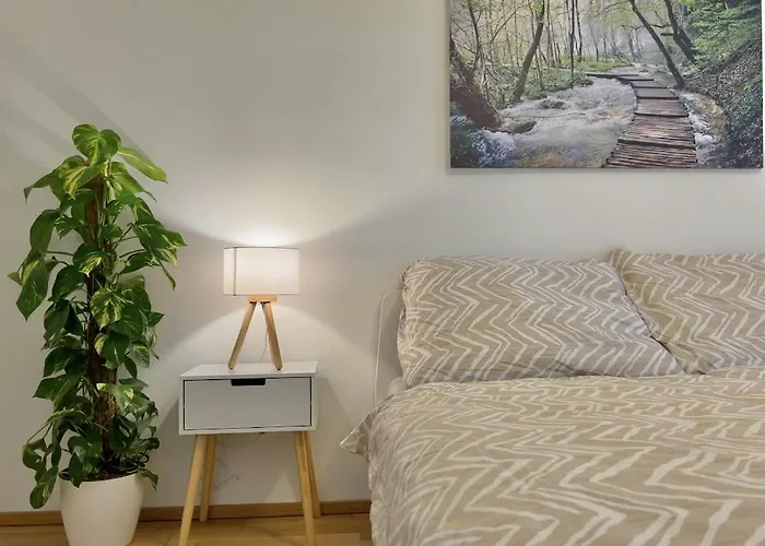 Stylish With Balcony & Free Parking فيينا