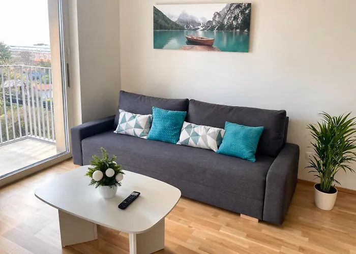 Stylish With Balcony & Free Parking شقة *