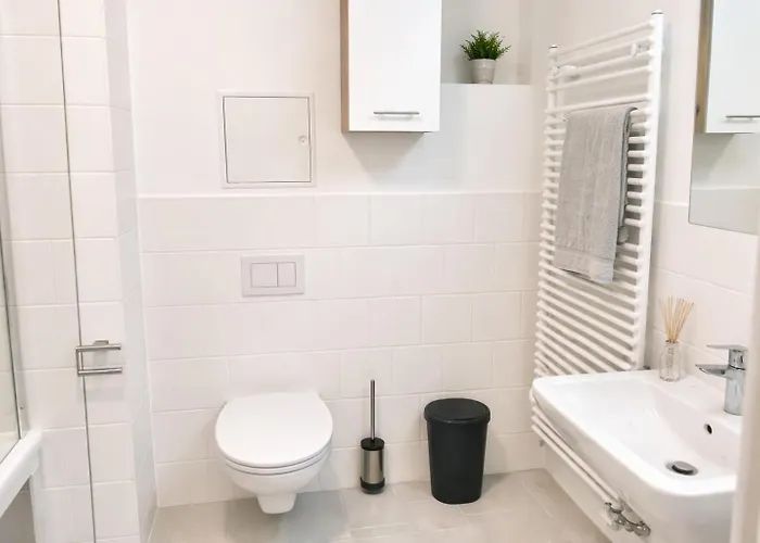Stylish With Balcony & Free Parking