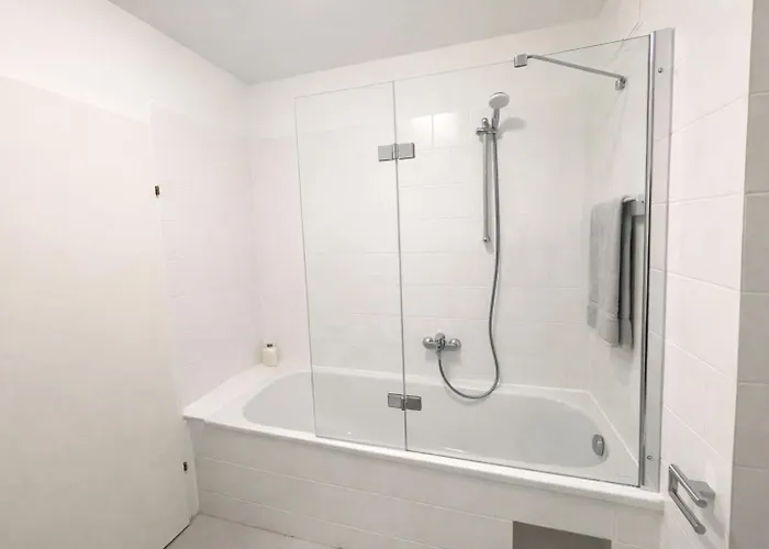 Stylish With Balcony & Free Parking