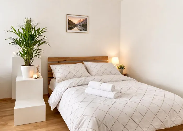 Stylish With Balcony & Free Parking *