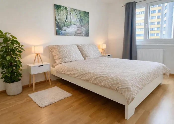 Stylish With Balcony & Free Parking *