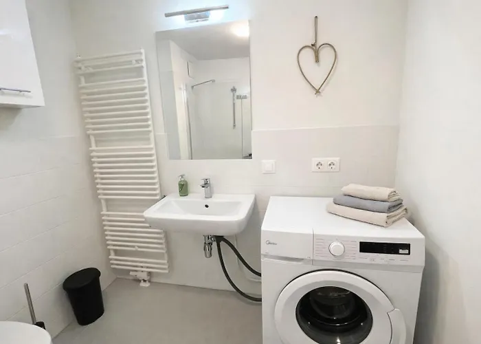 Stylish With Balcony & Free Parking * فيينا
