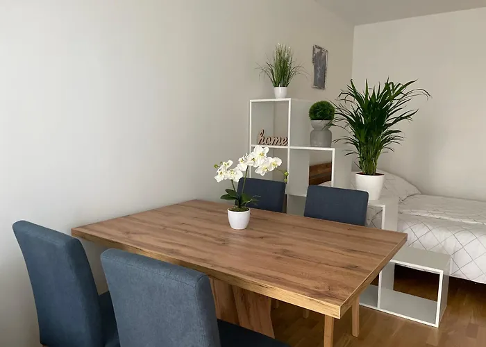 Stylish With Balcony & Free Parking