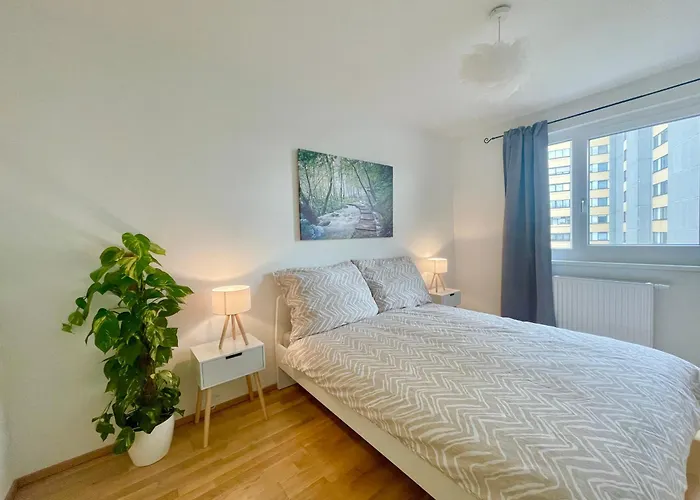 Stylish With Balcony & Free Parking