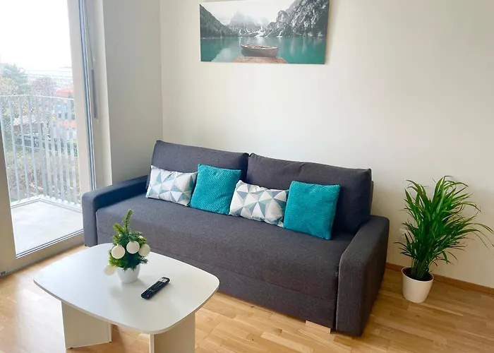 Stylish With Balcony & Free Parking *